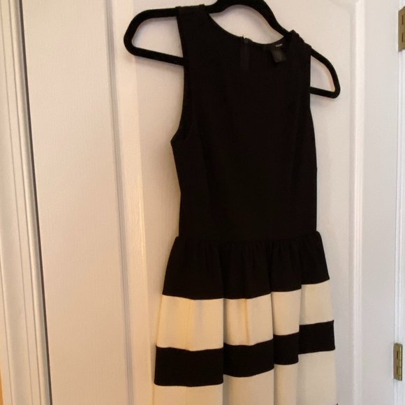 AQUA Black and white Striped Skater Dress (M) - Picture 7 of 7